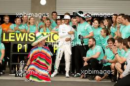 Race winner Lewis Hamilton (GBR) Mercedes AMG F1 celebrates with the team. 30.10.2016. Formula 1 World Championship, Rd 19, Mexican Grand Prix, Mexico City, Mexico, Race Day.