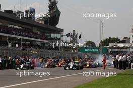 Lewis Hamilton (GBR) Mercedes AMG F1 W07 Hybrid leads on the formation lap. 30.10.2016. Formula 1 World Championship, Rd 19, Mexican Grand Prix, Mexico City, Mexico, Race Day.