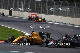 Kevin Magnussen (DEN) Renault Sport F1 Team RE16 and Jenson Button (GBR) McLaren Honda F1 Team MP4-31. 30.10.2016. Formula 1 World Championship, Rd 19, Mexican Grand Prix, Mexico City, Mexico, Race Day.