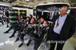 Sahara Force India F1 Team mechanics watch the race with Antonio Perez (MEX) father of Sergio Perez (MEX) Sahara Force India F1 Team. 30.10.2016. Formula 1 World Championship, Rd 19, Mexican Grand Prix, Mexico City, Mexico, Race Day.