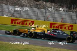 Kevin Magnussen (DEN) Renault Sport F1 Team RE16 and Jenson Button (GBR) McLaren Honda F1 Team MP4-31. 30.10.2016. Formula 1 World Championship, Rd 19, Mexican Grand Prix, Mexico City, Mexico, Race Day.