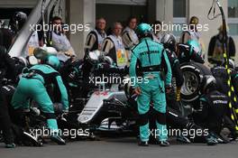 Lewis Hamilton (GBR) Mercedes AMG F1 W07 Hybrid makes a pit stop. 30.10.2016. Formula 1 World Championship, Rd 19, Mexican Grand Prix, Mexico City, Mexico, Race Day.