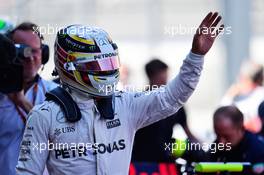 Lewis Hamilton (GBR) Mercedes AMG F1 celebrates his pole position in parc ferme. 29.10.2016. Formula 1 World Championship, Rd 19, Mexican Grand Prix, Mexico City, Mexico, Qualifying Day.