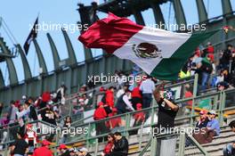 Fans in the grandstand and a man with a Mexican flag. 29.10.2016. Formula 1 World Championship, Rd 19, Mexican Grand Prix, Mexico City, Mexico, Qualifying Day.