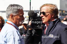 (L to R): Chase Carey (USA) Formula One Group Chairman with Danny Sullivan (USA) FIA Steward. 29.10.2016. Formula 1 World Championship, Rd 19, Mexican Grand Prix, Mexico City, Mexico, Qualifying Day.
