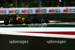 Kevin Magnussen (DEN) Renault Sport F1 Team RS16 and Nico Rosberg (GER) Mercedes AMG F1 W07 Hybrid. 29.10.2016. Formula 1 World Championship, Rd 19, Mexican Grand Prix, Mexico City, Mexico, Qualifying Day.