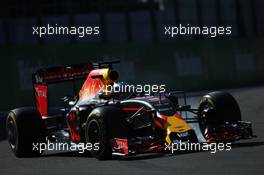 Daniel Ricciardo (AUS) Red Bull Racing RB12 locks up under braking. 29.10.2016. Formula 1 World Championship, Rd 19, Mexican Grand Prix, Mexico City, Mexico, Qualifying Day.