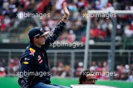 Max Verstappen (NLD) Red Bull Racing on the drivers parade. 30.10.2016. Formula 1 World Championship, Rd 19, Mexican Grand Prix, Mexico City, Mexico, Race Day.