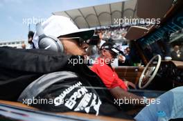 Lewis Hamilton (GBR) Mercedes AMG F1 on the drivers parade. 30.10.2016. Formula 1 World Championship, Rd 19, Mexican Grand Prix, Mexico City, Mexico, Race Day.