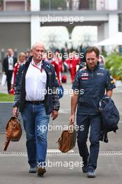 (L to R): Dr Helmut Marko (AUT) Red Bull Motorsport Consultant with Christian Horner (GBR) Red Bull Racing Team Principal. 30.10.2016. Formula 1 World Championship, Rd 19, Mexican Grand Prix, Mexico City, Mexico, Race Day.