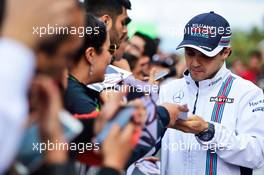 Felipe Massa (BRA) Williams signs autographs for the fans. 27.10.2016. Formula 1 World Championship, Rd 19, Mexican Grand Prix, Mexico City, Mexico, Preparation Day.