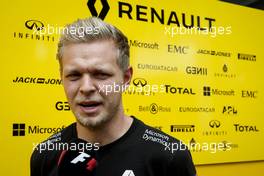 Kevin Magnussen (DEN) Renault Sport F1 Team with the media. 27.10.2016. Formula 1 World Championship, Rd 19, Mexican Grand Prix, Mexico City, Mexico, Preparation Day.