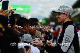 Nico Hulkenberg (GER) Sahara Force India F1 signs autographs for the fans. 27.10.2016. Formula 1 World Championship, Rd 19, Mexican Grand Prix, Mexico City, Mexico, Preparation Day.