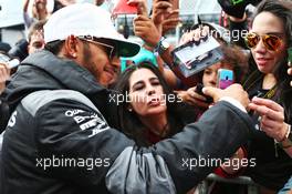 Lewis Hamilton (GBR) Mercedes AMG F1 with fans. 27.10.2016. Formula 1 World Championship, Rd 19, Mexican Grand Prix, Mexico City, Mexico, Preparation Day.