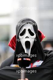 A Sky Sports reporter with a spooky mask. Mexican Grand Prix, Thursday 27th October 2016. Mexico City, Mexico. 27.10.2016. Formula 1 World Championship, Rd 19, Mexican Grand Prix, Mexico City, Mexico, Preparation Day.