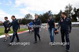 Max Verstappen (NLD) Red Bull Racing walks the circuit with the team. 27.10.2016. Formula 1 World Championship, Rd 19, Mexican Grand Prix, Mexico City, Mexico, Preparation Day.