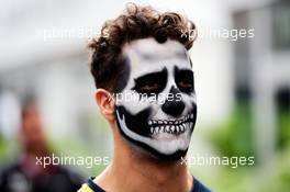 Daniel Ricciardo (AUS) Red Bull Racing with Halloween themed face paint. 27.10.2016. Formula 1 World Championship, Rd 19, Mexican Grand Prix, Mexico City, Mexico, Preparation Day.