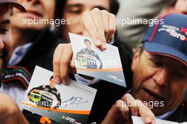 Sergio Perez (MEX) Sahara Force India F1 signs autographs for the fans. Mexican Grand Prix, Thursday 27th October 2016. Mexico City, Mexico. 27.10.2016. Formula 1 World Championship, Rd 19, Mexican Grand Prix, Mexico City, Mexico, Preparation Day.