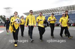 Jolyon Palmer (GBR) Renault Sport F1 Team walks the circuit with the team. 27.10.2016. Formula 1 World Championship, Rd 19, Mexican Grand Prix, Mexico City, Mexico, Preparation Day.