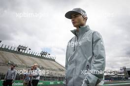 Pascal Wehrlein (GER) Manor Racing walks the circuit. 27.10.2016. Formula 1 World Championship, Rd 19, Mexican Grand Prix, Mexico City, Mexico, Preparation Day.