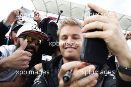 Nico Rosberg (GER) Mercedes AMG F1 with fans. 27.10.2016. Formula 1 World Championship, Rd 19, Mexican Grand Prix, Mexico City, Mexico, Preparation Day.