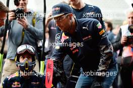 Daniel Ricciardo (AUS) Red Bull Racing practices pit stops with the team. 27.10.2016. Formula 1 World Championship, Rd 19, Mexican Grand Prix, Mexico City, Mexico, Preparation Day.