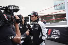 Sergio Perez (MEX) Sahara Force India F1 with the media. 27.10.2016. Formula 1 World Championship, Rd 19, Mexican Grand Prix, Mexico City, Mexico, Preparation Day.