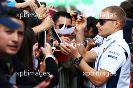 Valtteri Bottas (FIN) Williams signs autographs for the fans. 27.10.2016. Formula 1 World Championship, Rd 19, Mexican Grand Prix, Mexico City, Mexico, Preparation Day.