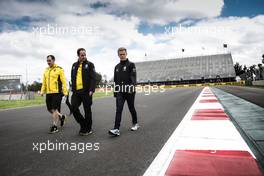 Kevin Magnussen (DEN) Renault Sport F1 Team walks the circuit with the team. 27.10.2016. Formula 1 World Championship, Rd 19, Mexican Grand Prix, Mexico City, Mexico, Preparation Day.