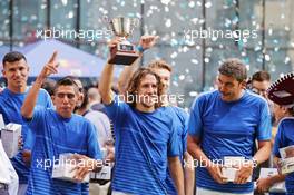 Carles Puyol (ESP) Retired Football Player with trophy at a charity football match. 26.10.2016. Formula 1 World Championship, Rd 19, Mexican Grand Prix, Mexico City, Mexico, Preparation Day.
