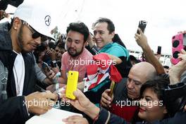 Lewis Hamilton (GBR) Mercedes AMG F1 signs autographs for the fans. 27.10.2016. Formula 1 World Championship, Rd 19, Mexican Grand Prix, Mexico City, Mexico, Preparation Day.