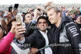 Nico Rosberg (GER) Mercedes AMG F1 with fans. 27.10.2016. Formula 1 World Championship, Rd 19, Mexican Grand Prix, Mexico City, Mexico, Preparation Day.