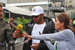 Lewis Hamilton (GBR) Mercedes AMG F1 with Tom Clarkson (GBR). 27.10.2016. Formula 1 World Championship, Rd 19, Mexican Grand Prix, Mexico City, Mexico, Preparation Day.