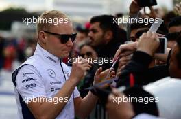 Valtteri Bottas (FIN) Williams signs autographs for the fans. 27.10.2016. Formula 1 World Championship, Rd 19, Mexican Grand Prix, Mexico City, Mexico, Preparation Day.