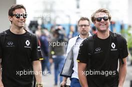 Jolyon Palmer (GBR) Renault Sport F1 Team with Jack Clarke (GBR) Driver and Physio. 27.10.2016. Formula 1 World Championship, Rd 19, Mexican Grand Prix, Mexico City, Mexico, Preparation Day.