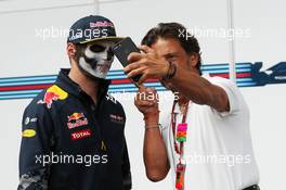 (L to R): Max Verstappen (NLD) Red Bull Racing with Jean-Michel Tibi (FRA) FOM Cameraman. 27.10.2016. Formula 1 World Championship, Rd 19, Mexican Grand Prix, Mexico City, Mexico, Preparation Day.