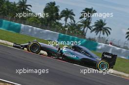 Lewis Hamilton (GBR) Mercedes AMG F1 W07 Hybrid runs wide. 30.09.2016. Formula 1 World Championship, Rd 16, Malaysian Grand Prix, Sepang, Malaysia, Friday.