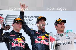 Max Verstappen (NL), Red Bull Racing, Daniel Ricciardo (AUS), Red Bull Racing and Nico Rosberg (GER), Mercedes AMG F1 Team  02.10.2016. Formula 1 World Championship, Rd 16, Malaysian Grand Prix, Sepang, Malaysia, Sunday.