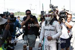 Lewis Hamilton (GBR) Mercedes AMG F1 returns to the pits after he retired from the race. 02.10.2016. Formula 1 World Championship, Rd 16, Malaysian Grand Prix, Sepang, Malaysia, Sunday.