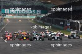 Lewis Hamilton (GBR) Mercedes AMG F1 W07 Hybrid leads at the start of the race. 02.10.2016. Formula 1 World Championship, Rd 16, Malaysian Grand Prix, Sepang, Malaysia, Sunday.