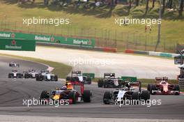 Max Verstappen (NLD) Red Bull Racing RB12 and Sergio Perez (MEX) Sahara Force India F1 VJM09 battle for position. 02.10.2016. Formula 1 World Championship, Rd 16, Malaysian Grand Prix, Sepang, Malaysia, Sunday.