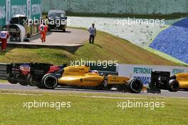 Kevin Magnussen (DEN) Renault Sport F1 Team RS16 with a broken front wing at the start of the race. 02.10.2016. Formula 1 World Championship, Rd 16, Malaysian Grand Prix, Sepang, Malaysia, Sunday.