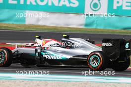 Nico Rosberg (GER) Mercedes AMG F1 W07 Hybrid and Kimi Raikkonen (FIN) Ferrari SF16-H battle for position. 02.10.2016. Formula 1 World Championship, Rd 16, Malaysian Grand Prix, Sepang, Malaysia, Sunday.