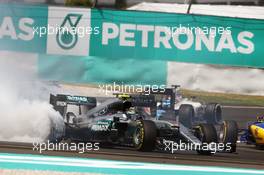 Nico Rosberg (GER) Mercedes AMG F1 W07 Hybrid recovers from contact at the start of the race. 02.10.2016. Formula 1 World Championship, Rd 16, Malaysian Grand Prix, Sepang, Malaysia, Sunday.