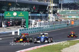 Marcus Ericsson (SWE) Sauber C35 is lapped by Daniel Ricciardo (AUS) Red Bull Racing RB12. 02.10.2016. Formula 1 World Championship, Rd 16, Malaysian Grand Prix, Sepang, Malaysia, Sunday.