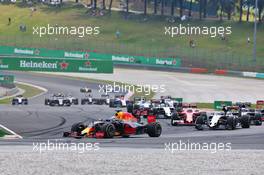 Daniel Ricciardo (AUS) Red Bull Racing RB12 at the start of the race. 02.10.2016. Formula 1 World Championship, Rd 16, Malaysian Grand Prix, Sepang, Malaysia, Sunday.