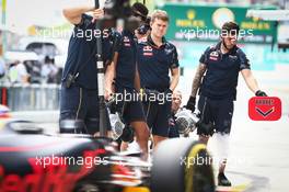 Red Bull Racing mechanics in the pits. 01.10.2016. Formula 1 World Championship, Rd 16, Malaysian Grand Prix, Sepang, Malaysia, Saturday.