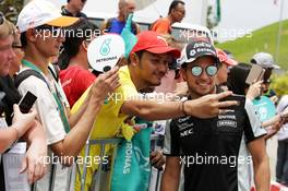 Sergio Perez (MEX) Sahara Force India F1 with fans. 01.10.2016. Formula 1 World Championship, Rd 16, Malaysian Grand Prix, Sepang, Malaysia, Saturday.