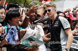 Nico Hulkenberg (GER) Sahara Force India F1 with fans. 01.10.2016. Formula 1 World Championship, Rd 16, Malaysian Grand Prix, Sepang, Malaysia, Saturday.