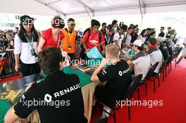 (L to R): Jolyon Palmer (GBR) Renault Sport F1 Team and Kevin Magnussen (DEN) Renault Sport F1 Team sign autographs for the fans. 02.10.2016. Formula 1 World Championship, Rd 16, Malaysian Grand Prix, Sepang, Malaysia, Sunday.